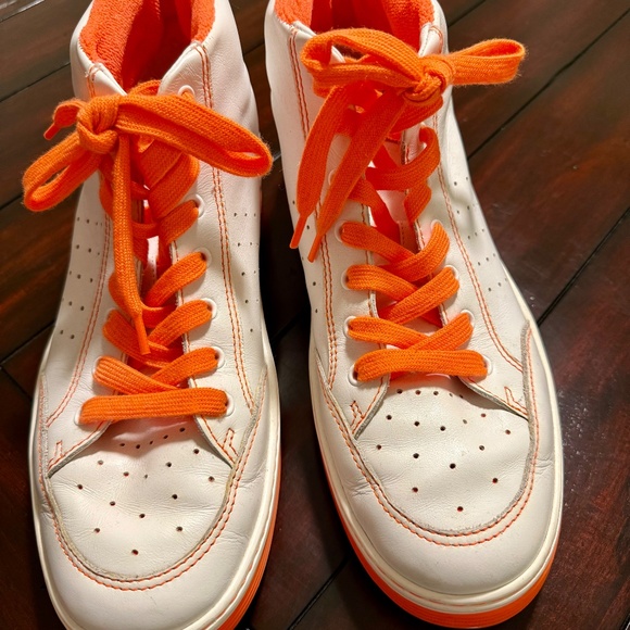 CHANEL MEN'S SIZE 12 HIGH TOP WHITE LEATHER SNEAKER WITH ORANGE SOLE AND TRIM - Picture 2 of 5